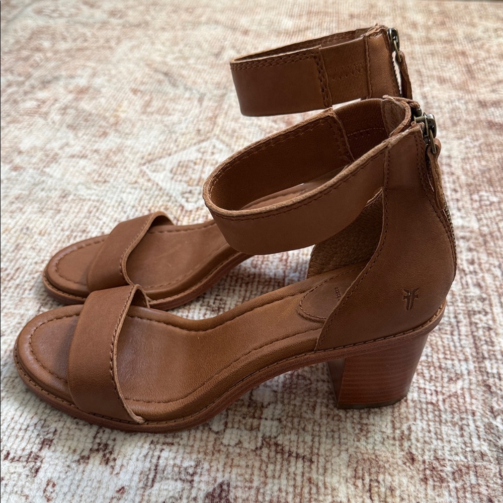 Frye Brielle Back Zip Stacked Heel Ankle Sandal Cognac Leather Women's Size 8 - Picture 4 of 10
